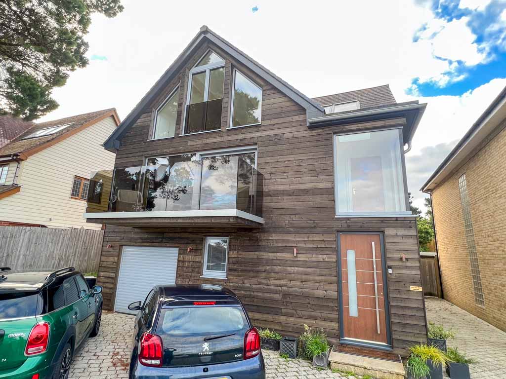 Elegant bathroom with a freestanding bathtub, walk-in shower, and double vanity unit. The space is finished with light tiles and chrome fixtures, giving a sense of luxury and calm.